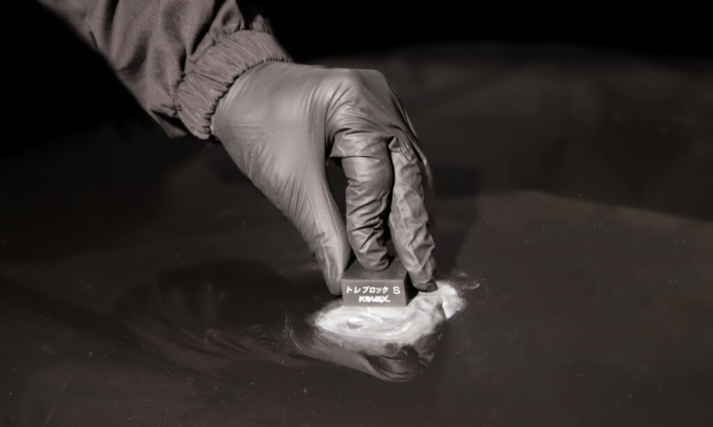 rimozione degli sporchini a mano